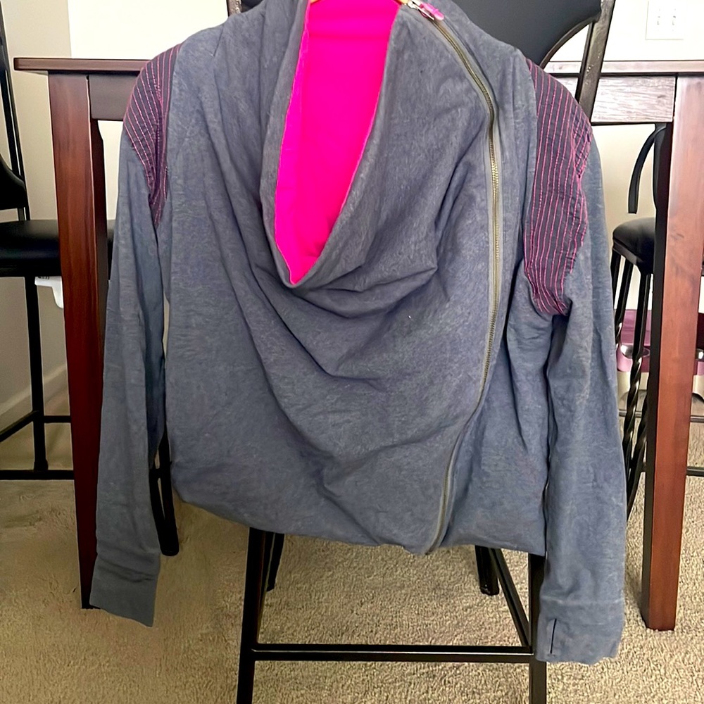Lululemon womens side zip grey/hot pink yoga jacket with thumb holes size 8.